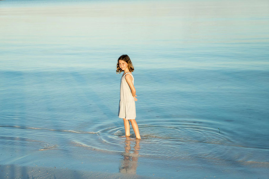 Outdoor Mädchen Kinderfotografie im Meer