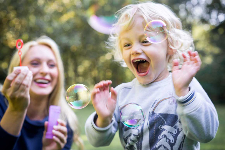 Outdoor Fotografie Kinder im park mit seifenblasen