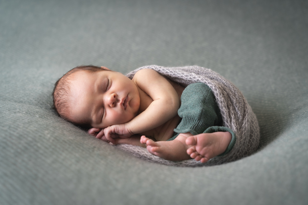 DSC00824-baby-schlafen Ruhig schlafendes Baby bei einem Neugeborenen-Fotoshooting im Studio in Berlin