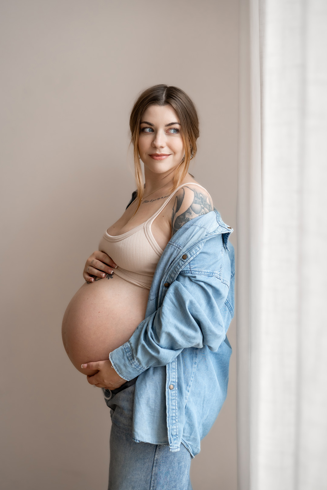 Schwangere Frau bei einem Babybauch-Shooting im Studio in Berlin