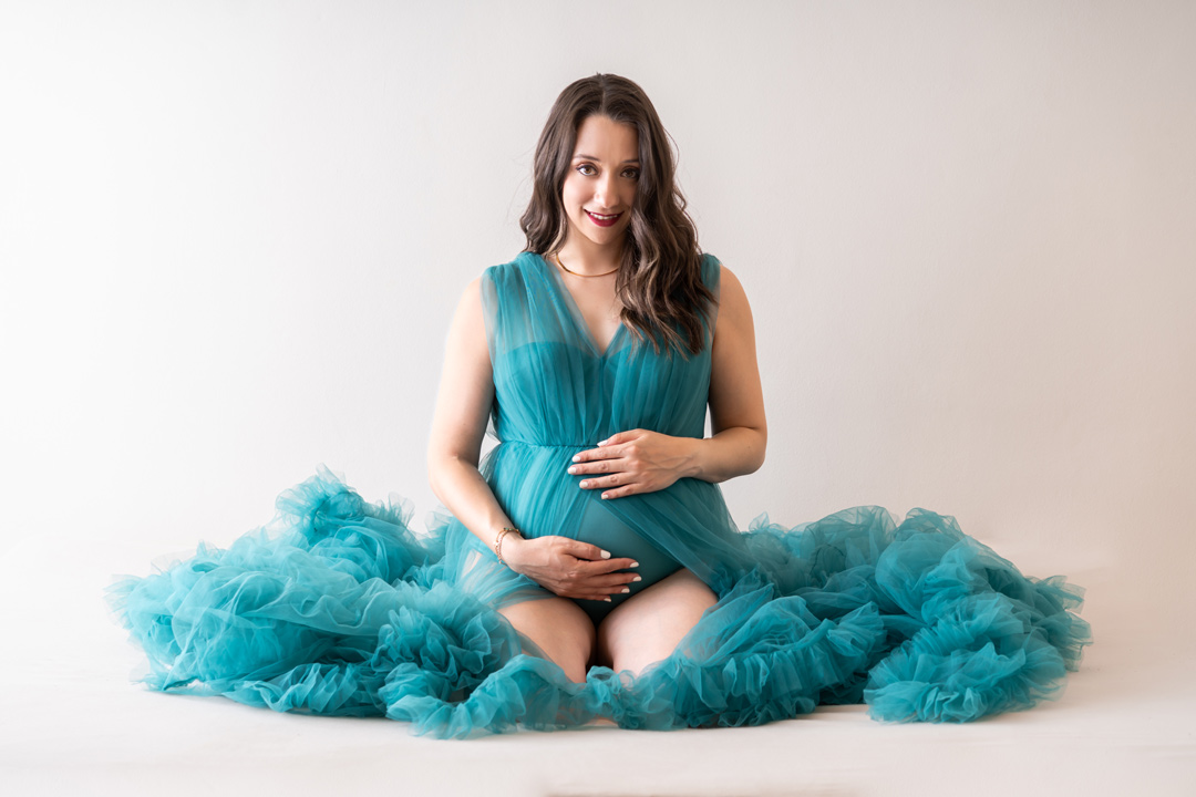 Schwangere Frau bei einem Babybauch-Shooting im Studio in Berlin