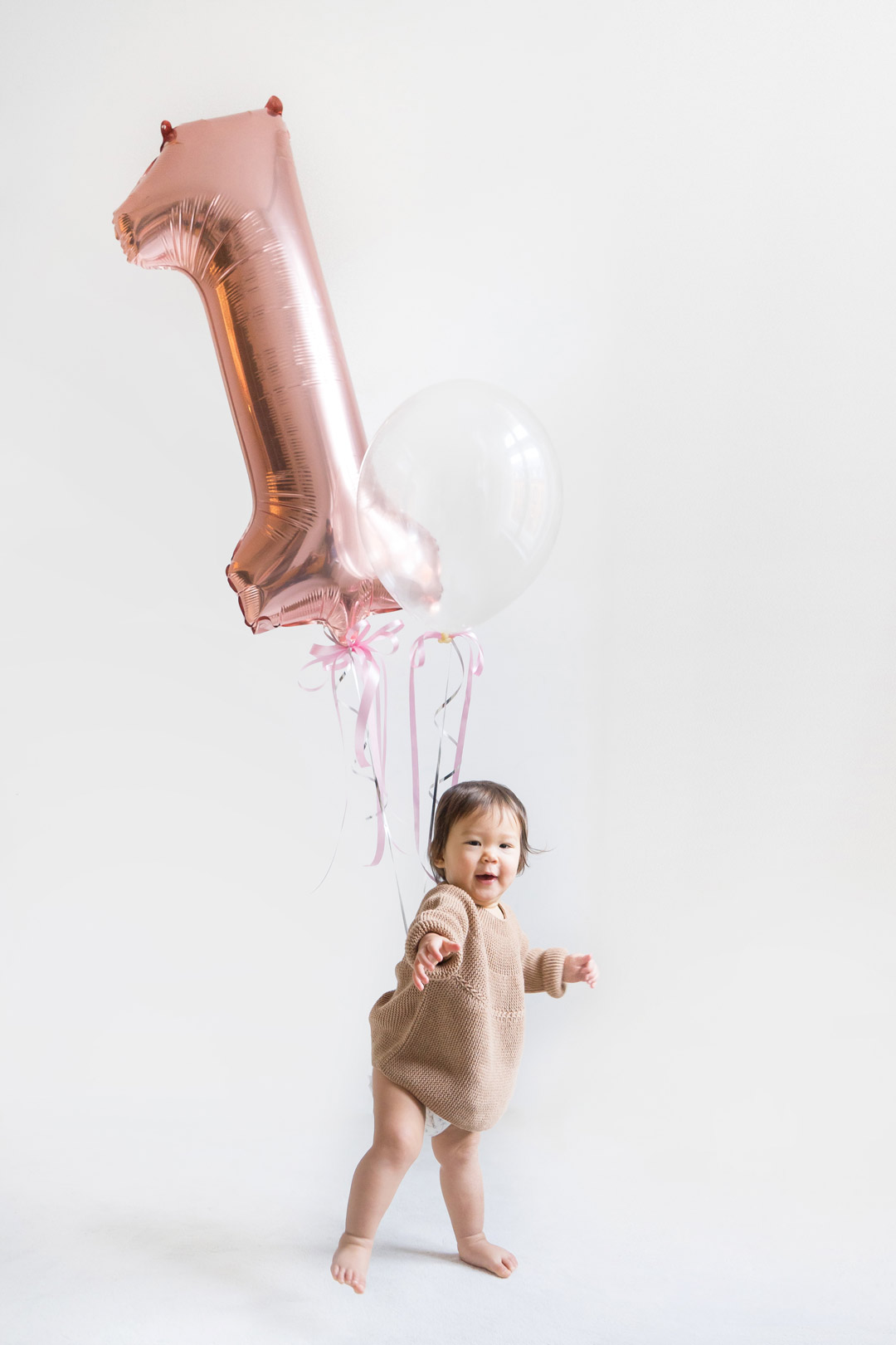 DSC09515 kinderfotografie-berlin-baby-geburtstag Baby steht mit Luftballons zum ersten Geburtstag bei einem Kinder-Fotoshooting in Berlin