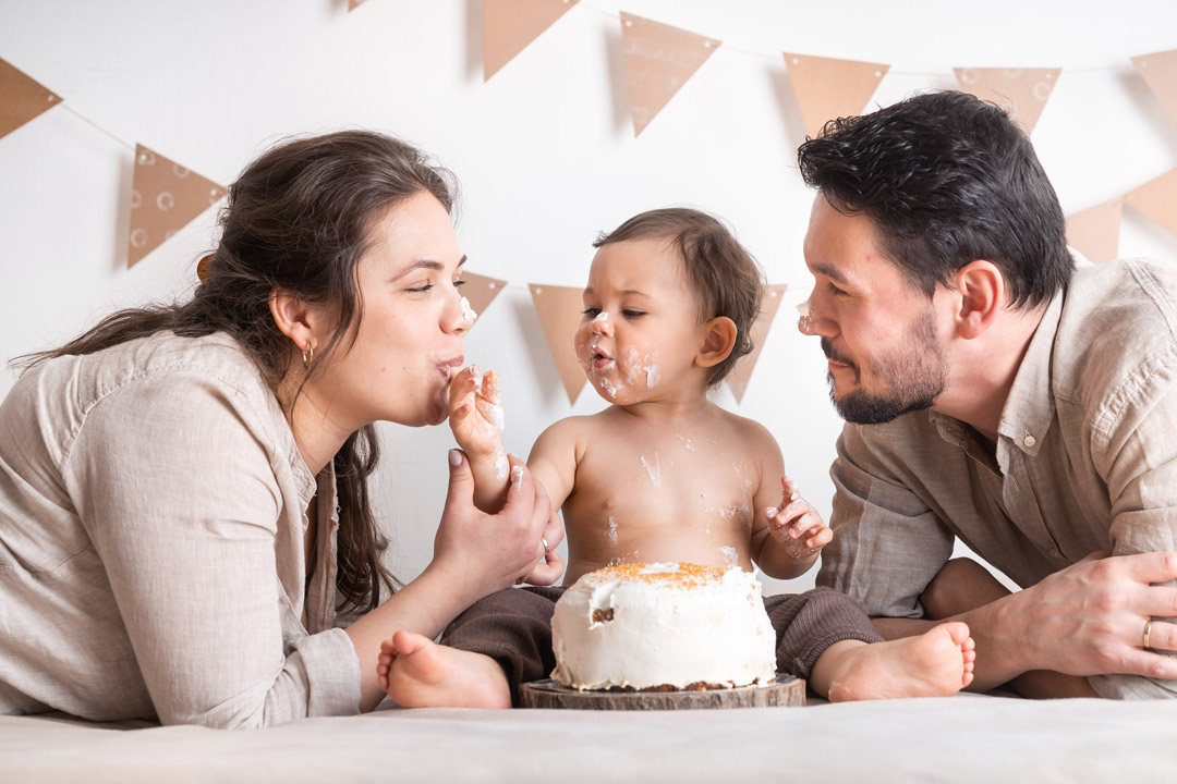 _DSC4605 familienfotos-baby-erster-geburtstag-berlin Baby mit Geburtstagstorte und seinen Eltern beim Familien-Fotoshooting in Berlin