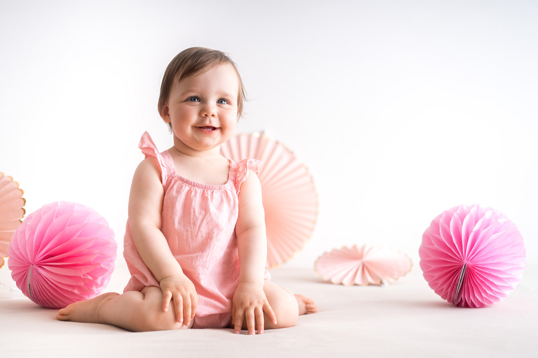 _DSC9479 Babyfotografie Berlin Fröhliches Baby in rosa Kleid bei einem Baby-Fotoshooting zum ersten Geburtstag in Berlin